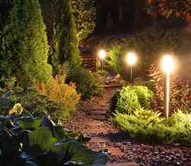 Oświetlenie rabat ogrodowych – jak dobrać oprawy i źródła światła?
